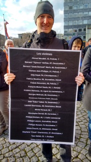 souvenirs des victimes des attentats de Paris de debut janvier 2015, manifestation de soutien de Mannheim, Rosengartenplatz 11.01.2015