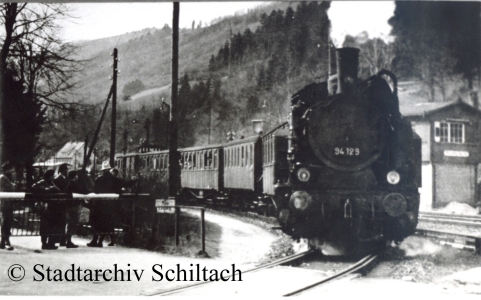 94129 verläßt den Bahnhof Schiltach Richtung Schramberg (© Stadtarchiv Schiltach)