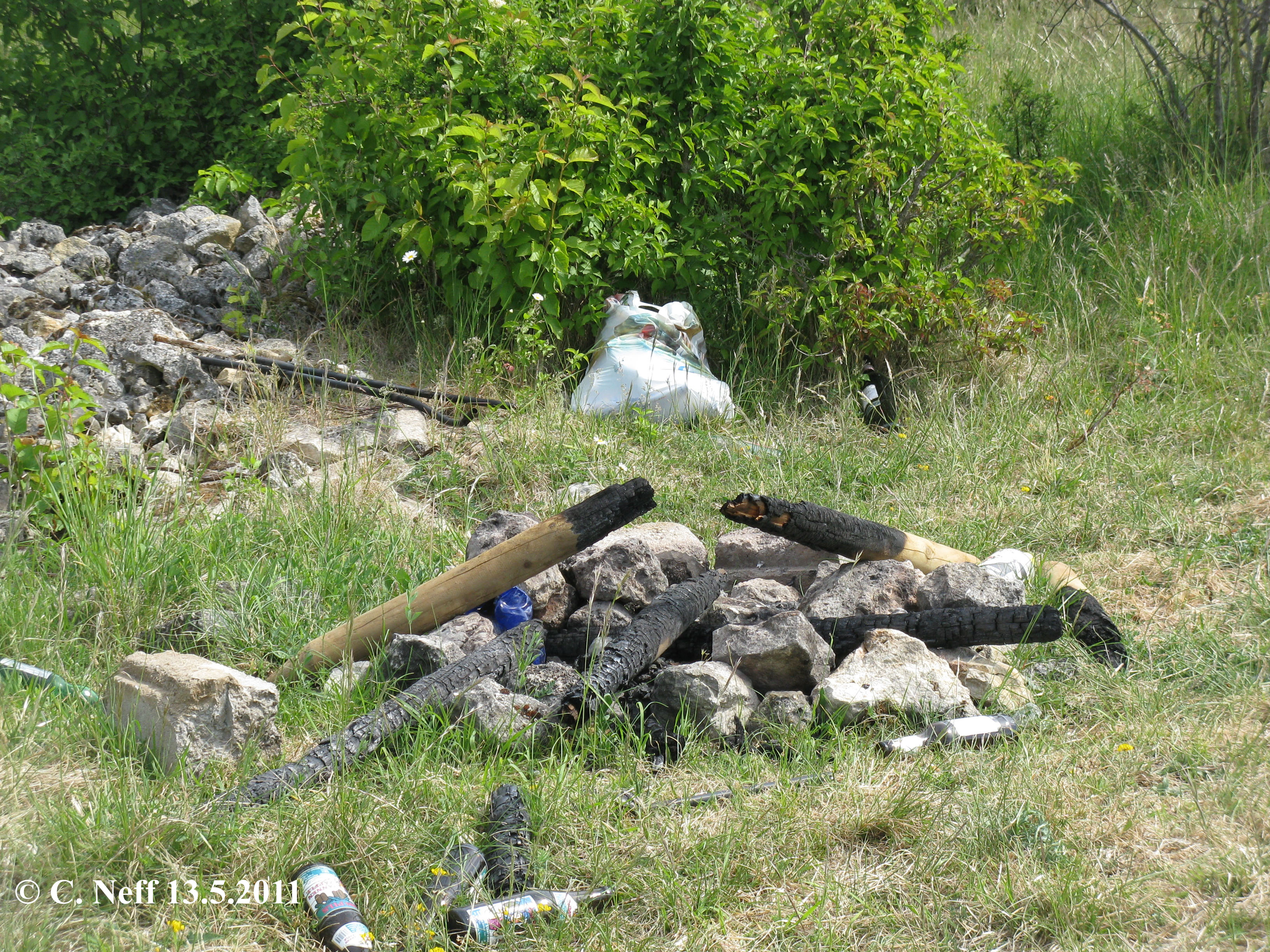 Bierflaschen, Partyreste und Vandalismus auf dem Grünstadter Berg Mai 2011